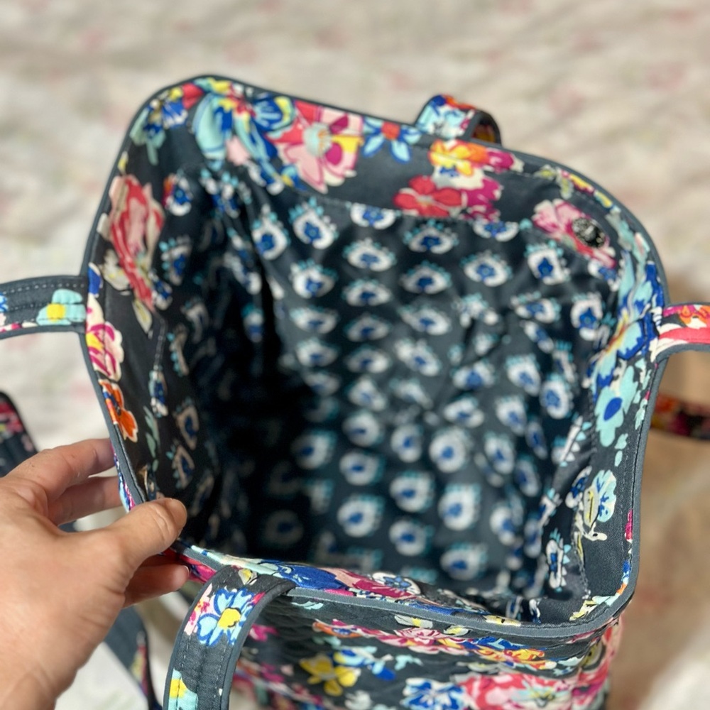 Tote In Pretty Poises - Picture 8 of 9